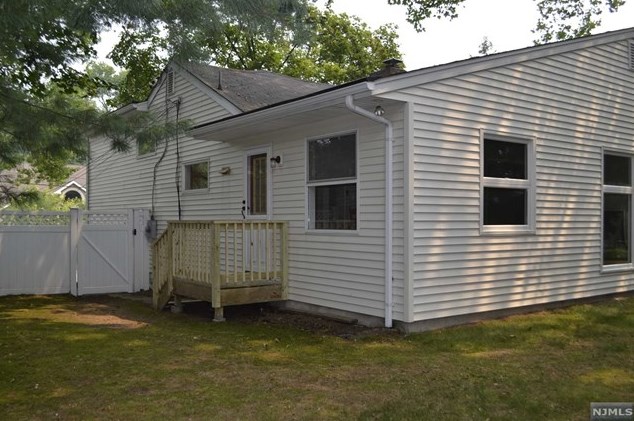 51 Windham Rd, Hillsdale NJ  07642-1325 exterior