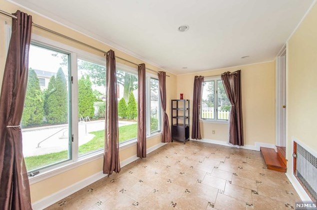 59 15th Ave, Elmwood Park NJ  07407-3511 exterior