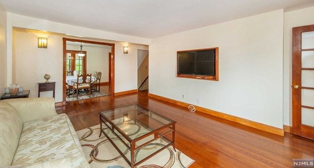 59 15th Ave, Elmwood Park NJ  07407-3511 exterior