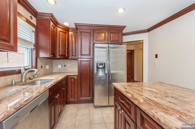 59 15th Ave, Elmwood Park NJ  07407-3511 exterior