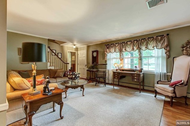 561 Spruce Ln, Franklin Lakes, NJ 07417