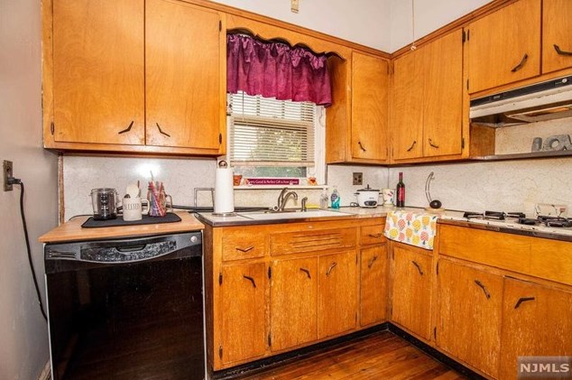 55 Linden Ave, Elmwood Park NJ  07407-2746 exterior