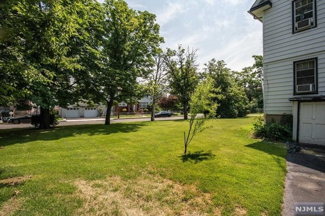 55 Linden Ave, Elmwood Park NJ  07407-2746 exterior