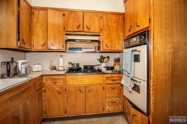 55 Linden Ave, Elmwood Park NJ  07407-2746 exterior