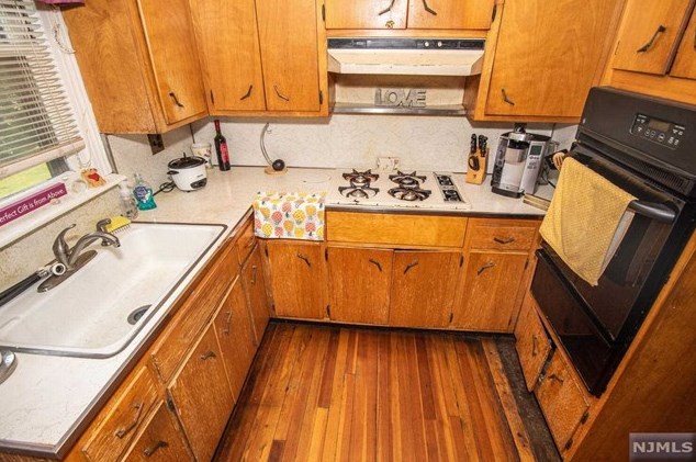 55 Linden Ave, Elmwood Park NJ  07407-2746 exterior