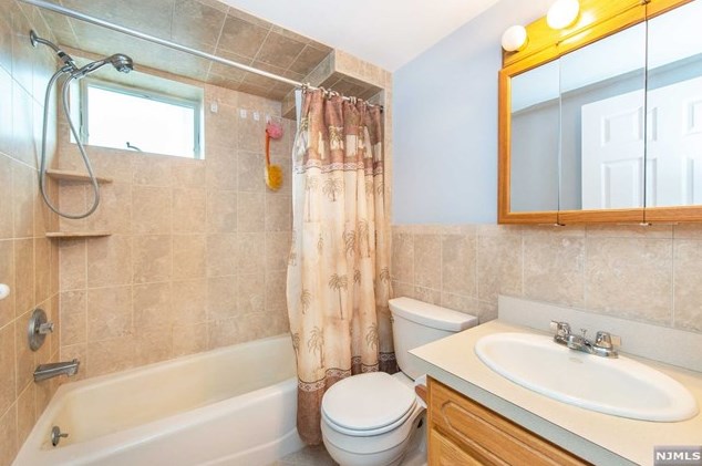 20 Terhune St, Bergenfield NJ  07621-2916 exterior