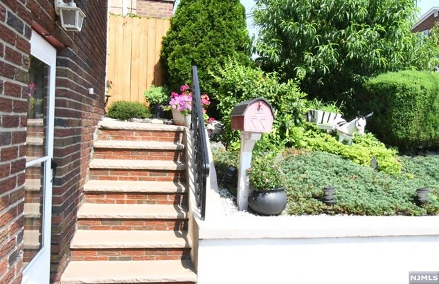 155 Weigands Ln, Secaucus NJ  07094-2128 exterior