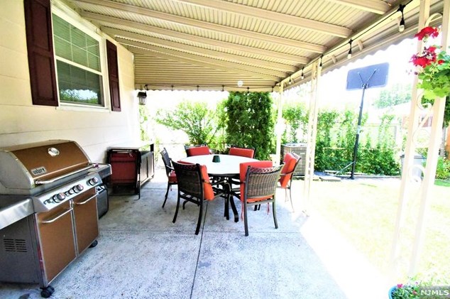 155 Weigands Ln, Secaucus NJ  07094-2128 exterior