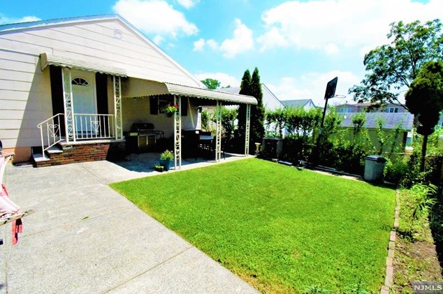 155 Weigands Ln, Secaucus NJ  07094-2128 exterior