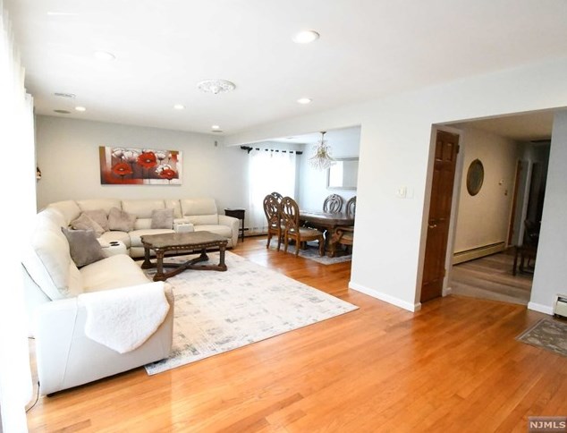 155 Weigands Ln, Secaucus NJ  07094-2128 exterior