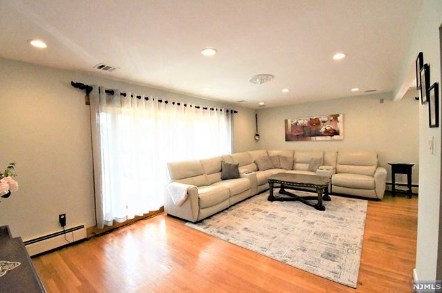 155 Weigands Ln, Secaucus NJ  07094-2128 exterior