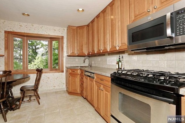 47 Franklin Ct, Emerson NJ  07630-1419 exterior