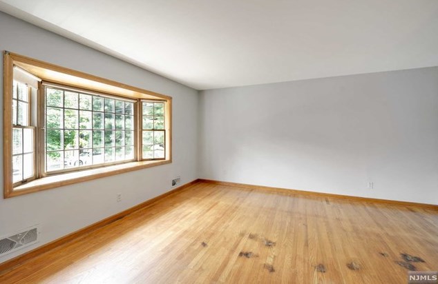 345 Green Ave, Lyndhurst NJ  07071-2232 exterior