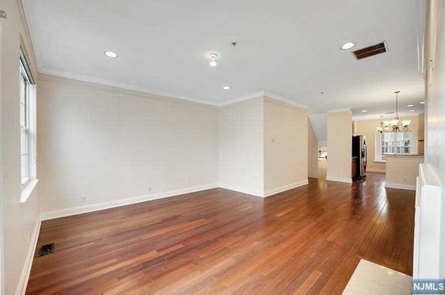 8 Mallard Pl, Secaucus NJ  07094-2930 exterior