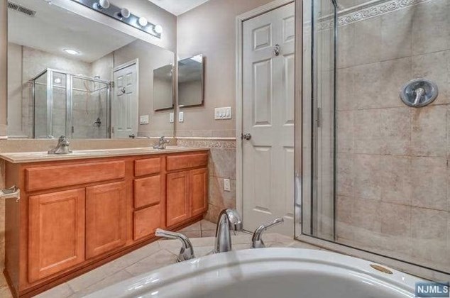 8 Mallard Pl, Secaucus NJ  07094-2930 exterior