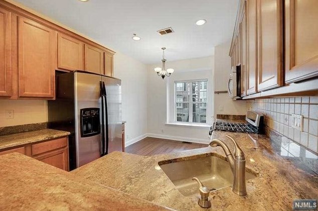 8 Mallard Pl, Secaucus NJ  07094-2930 exterior