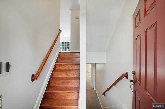 8 Mallard Pl, Secaucus NJ  07094-2930 exterior