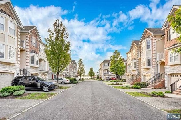 8 Mallard Pl, Secaucus NJ  07094-2930 exterior