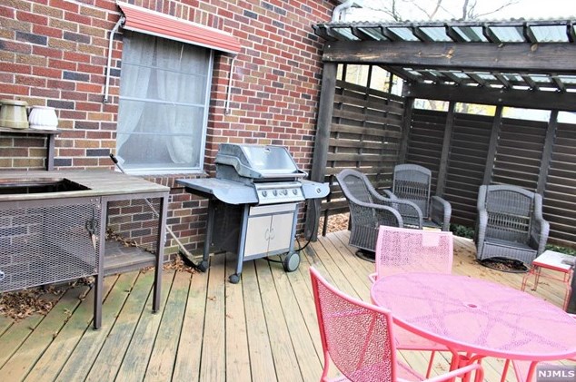 244 Meadow Ln, Secaucus NJ  07094-4317 exterior