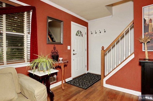 2 Eager Pl, Tenafly NJ  07670-1504 exterior