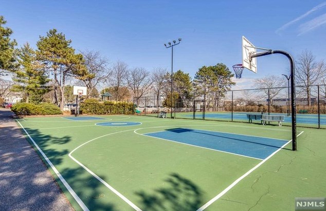 523 Teal Plz, Secaucus NJ  07094-2217 exterior