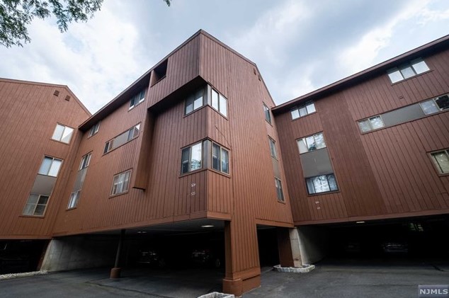 523 Teal Plz, Secaucus NJ  07094-2217 exterior