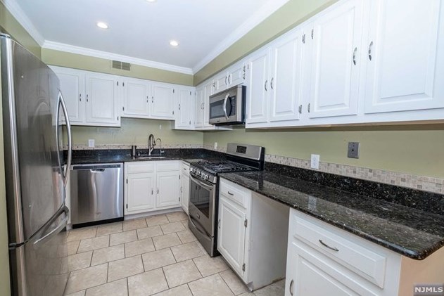 523 Teal Plz, Secaucus NJ  07094-2217 exterior