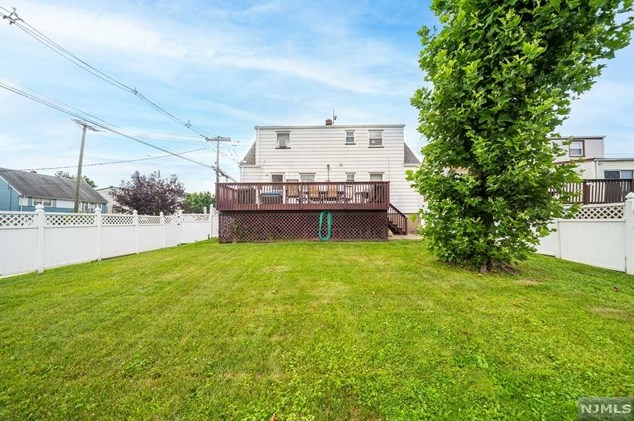 1018 Gillis Pl, Secaucus NJ  07094-4218 exterior