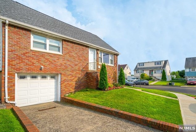 1018 Gillis Pl, Secaucus NJ  07094-4218 exterior