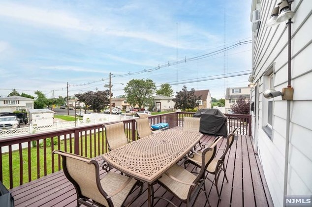 1018 Gillis Pl, Secaucus NJ  07094-4218 exterior