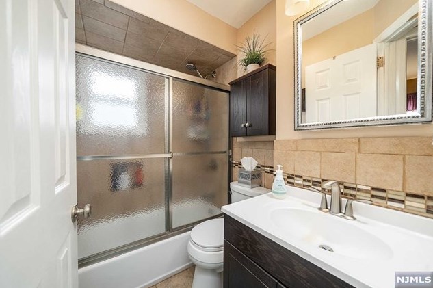 1018 Gillis Pl, Secaucus NJ  07094-4218 exterior