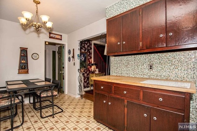 311 Viviney St, Elmwood Park NJ  07407-2122 exterior
