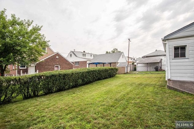 311 Viviney St, Elmwood Park NJ  07407-2122 exterior