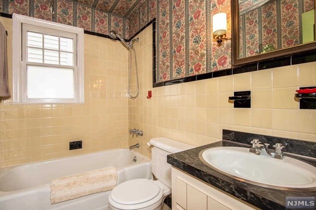 311 Viviney St, Elmwood Park NJ  07407-2122 exterior