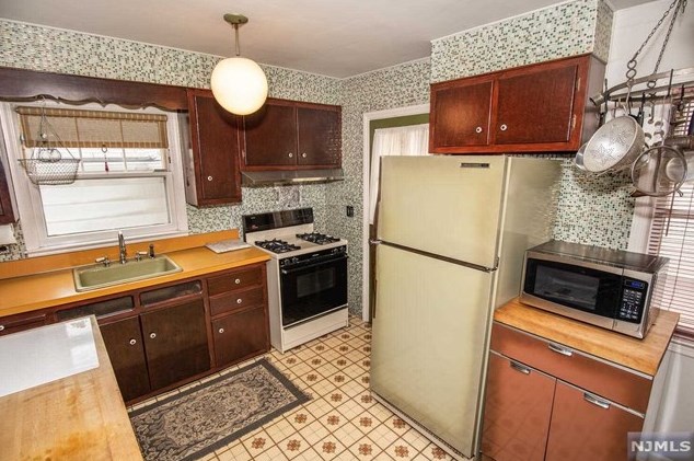 311 Viviney St, Elmwood Park NJ  07407-2122 exterior