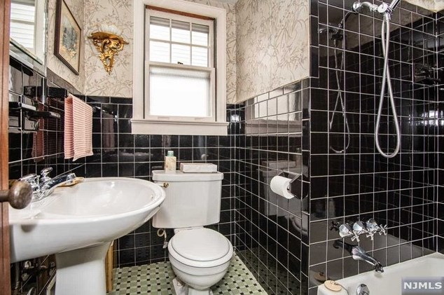 311 Viviney St, Elmwood Park NJ  07407-2122 exterior