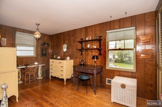 311 Viviney St, Elmwood Park NJ  07407-2122 exterior
