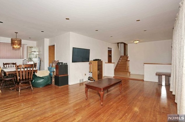 1 Lincoln Ave, Elmwood Park NJ  07407-1614 exterior