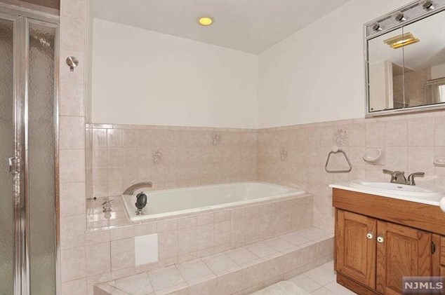 1 Lincoln Ave, Elmwood Park NJ  07407-1614 exterior