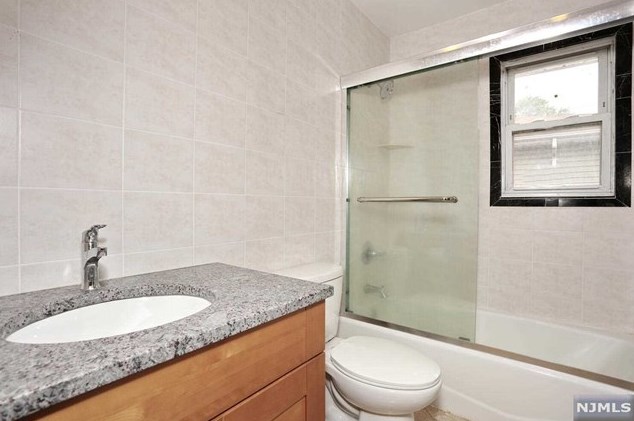 1 Lincoln Ave, Elmwood Park NJ  07407-1614 exterior