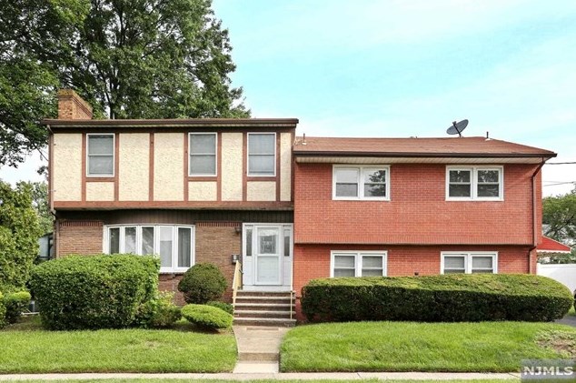 1 Lincoln Ave, Elmwood Park NJ  07407-1614 exterior