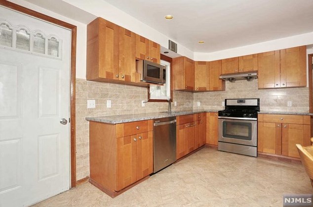 1 Lincoln Ave, Elmwood Park NJ  07407-1614 exterior