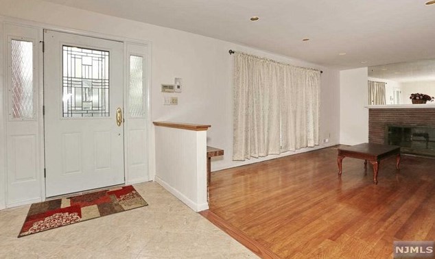 1 Lincoln Ave, Elmwood Park NJ  07407-1614 exterior