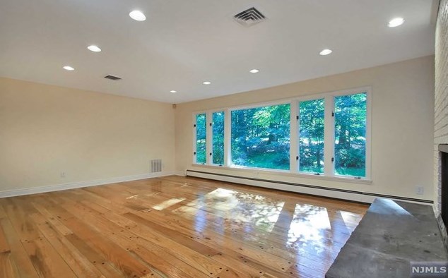 8 Deborah Ct, Westwood NJ  07677-8113 exterior