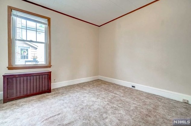 683 Teneyck Ave, Lyndhurst NJ 07071-2824 exterior