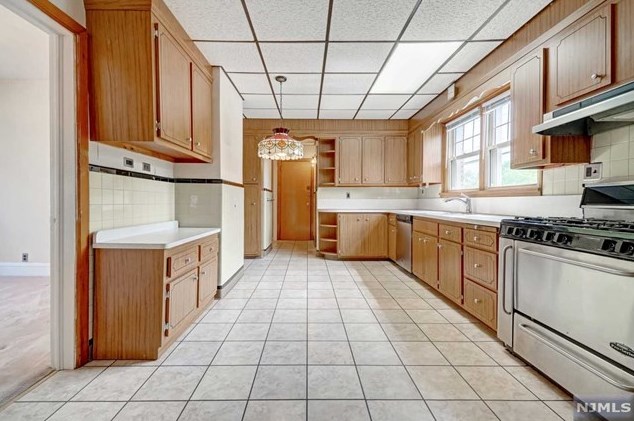 683 Teneyck Ave, Lyndhurst NJ 07071-2824 exterior