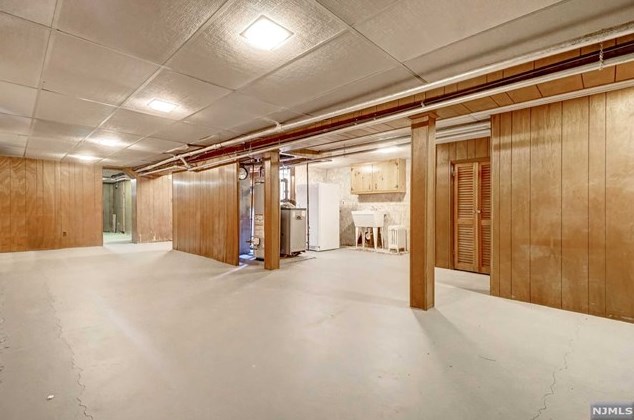 683 Teneyck Ave, Lyndhurst NJ 07071-2824 exterior