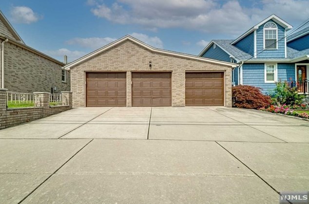 683 Teneyck Ave, Lyndhurst NJ 07071-2824 exterior