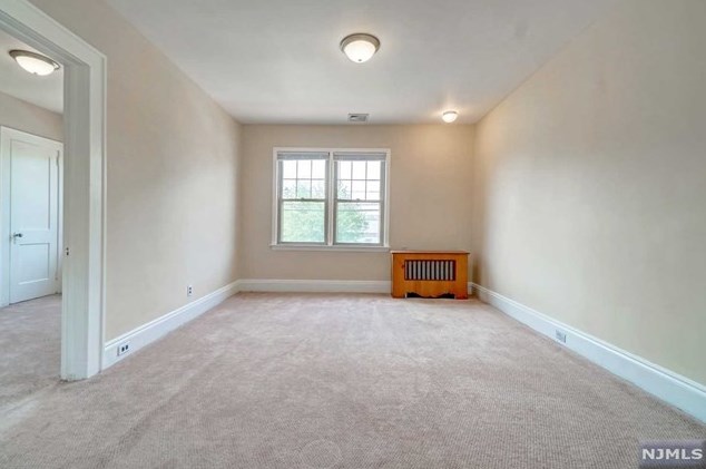 683 Teneyck Ave, Lyndhurst NJ 07071-2824 exterior