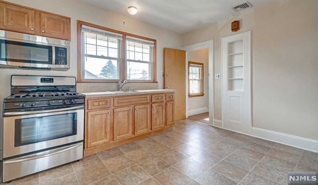 683 Teneyck Ave, Lyndhurst NJ 07071-2824 exterior